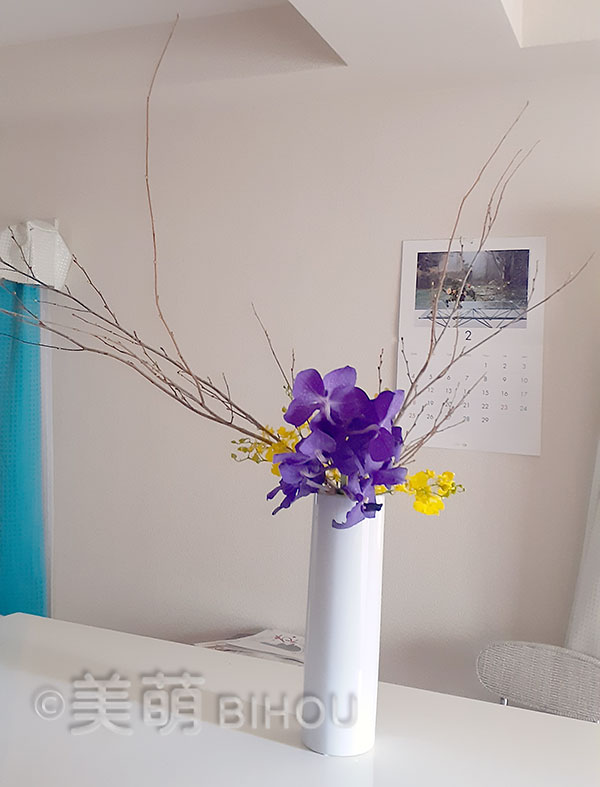 花材:ヒメミズキ バンダ蘭 オンシジューム