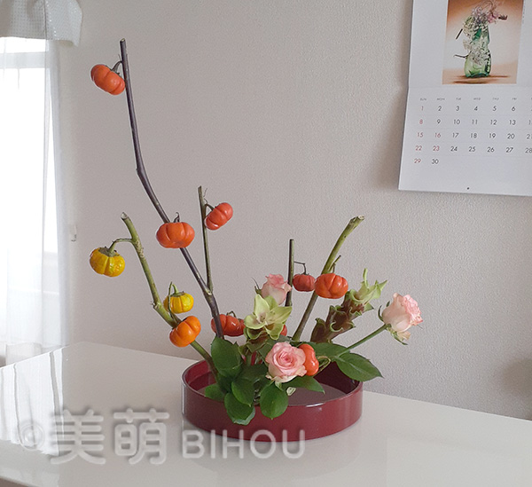 花材:ミニパンプキン バラ クルクマ 花器:プラスチック水盤