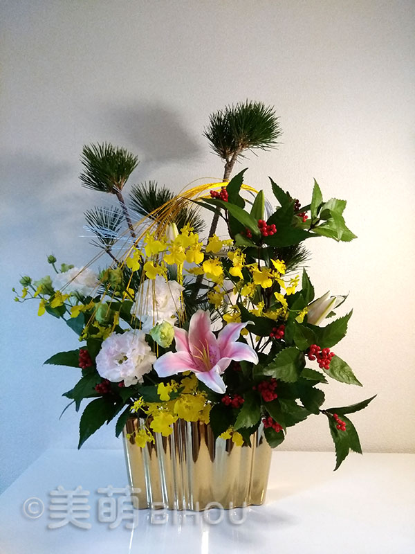 正月花2021 花材:三光松・千両・オンシジューム・トルコ桔梗・オリエンタルリ
リーピンク・水引 金 銀 花器:草月陶器花器 オーロ 横型