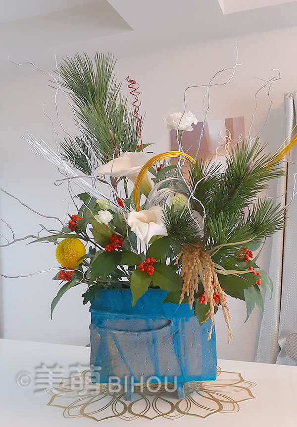 花材:根引き松 カラー マム 稲穂 千両 トルコキキョウ 水引 金 銀 日の出