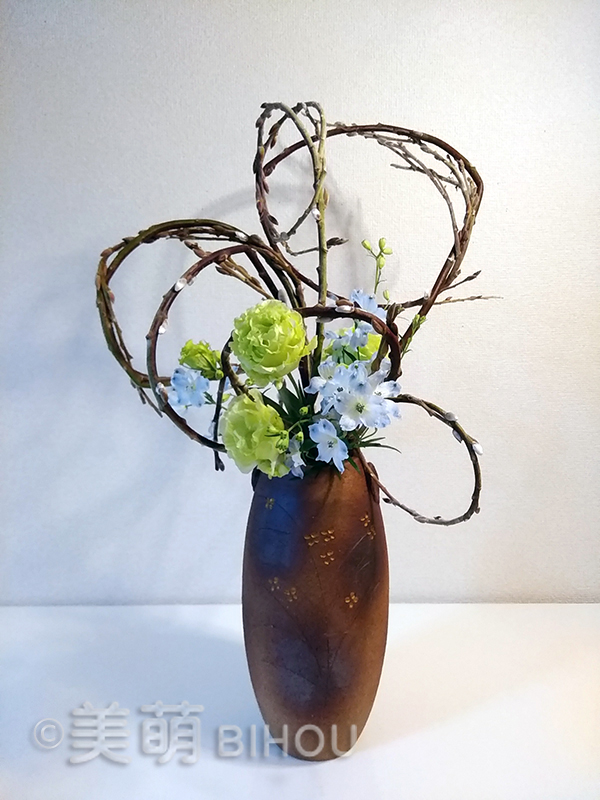 赤目柳・トルコ桔梗・デルフィニウム 陶器花器