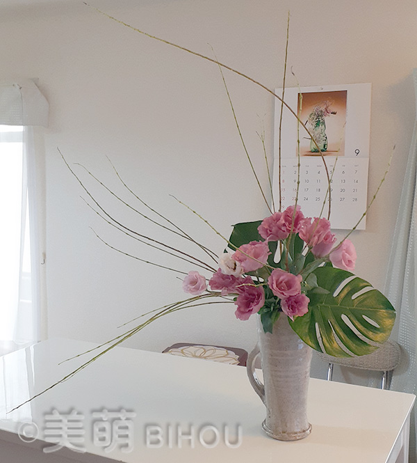 トルコキキョウ こうり柳 モンステラ 花器:陶器花器