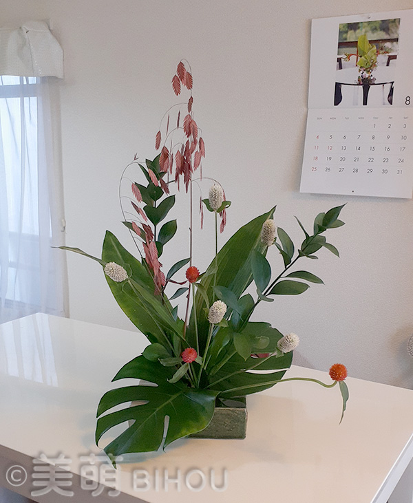 花材:千日紅 コバンソウ ルスカス モンステラ 花器:陶器花器