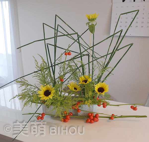 花材:トクサ アカナス ひまわり ソリダコ 花器:陶器花器