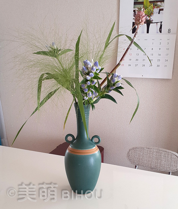 花材:スモークグラス リンドウ ミニパイナップル 花器:陶器花器