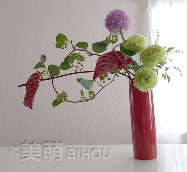 直線と曲線の構成花材:山帰来・ギガンジューム・アンスリウム・トルコ桔梗・りょうぶ