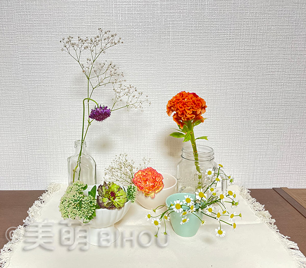 草月テキスト5-15 中野華様
横長の構成
花材:トルコキキョウ・さくら小町
花器:丸水盤陶器花器