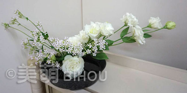 草月テキスト3-2細沼さやか様
横長の構成
花材:トルコキキョウ・さくら小町
花器:丸水盤陶器花器