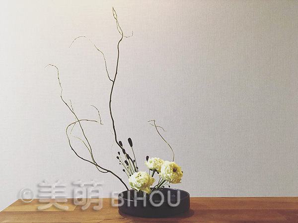 尾﨏 菜月 様 1-2 基本立真型・盛花 花材:雲竜柳 バラ雪だるま われもこう 花器:陶器花器丸水盤 (写真撮影時 草月のいけばなカリキュラム1を履修中)
まわり・ポンポン・パイナップル 花器:丸水盤 陶器花器